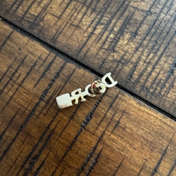 Christian Dior logo brooch or pin,  made of gold-tone metal. - Picture 2 of 4